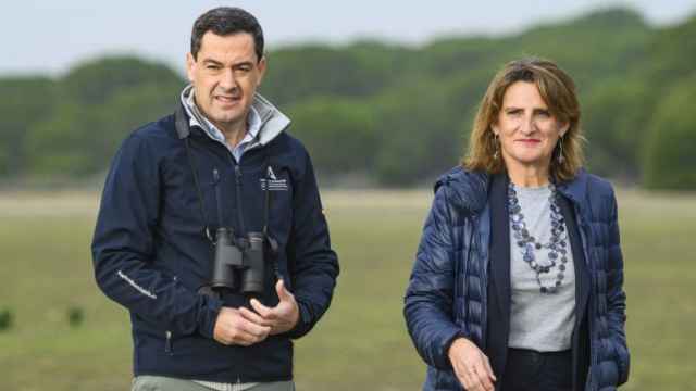 El presidente de la Junta de Andalucía, Juanma Moreno, y la ministra para la Transición Ecológica, Teresa Ribera, en una imagen de archivo en Doñana.