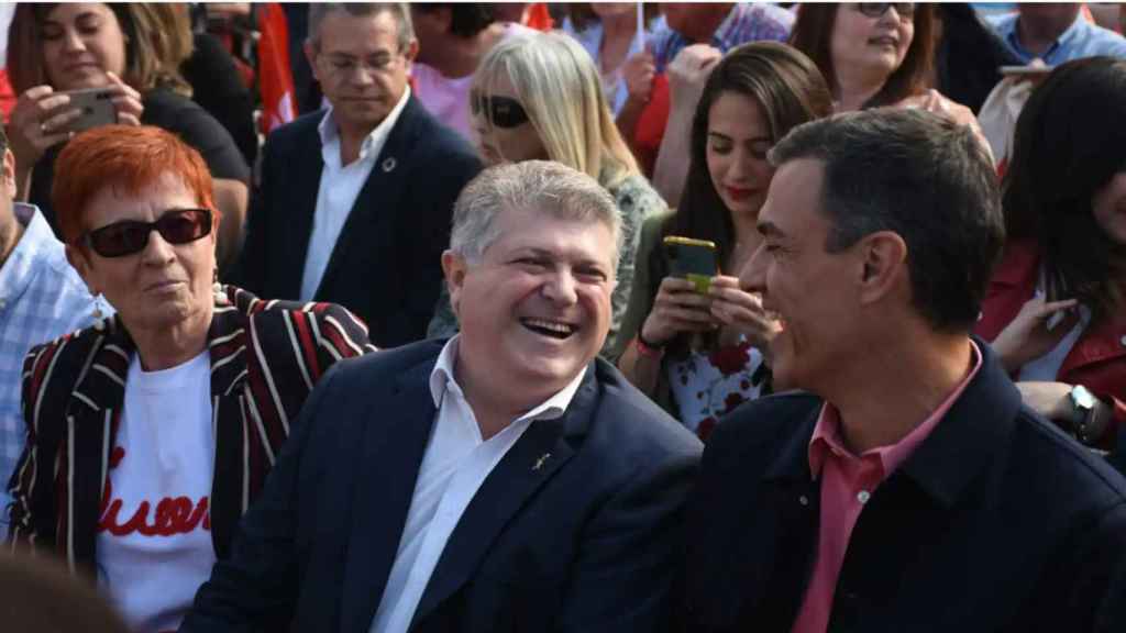 El secretario general del PSOE de la Región de Murcia, Pepe Vélez, junto a Pedro Sánchez, en un mitin en la plaza de toros de Calasparra en las elecciones autonómicas de 2019.
