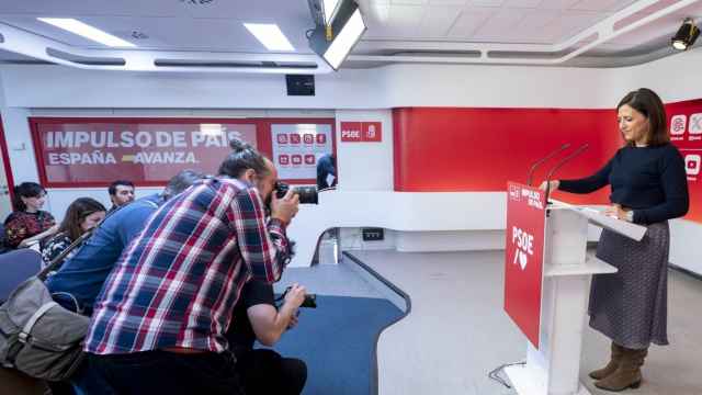 La portavoz del PSOE, Esther Peña, este domingo, valorando los resultados de las elecciones gallegas en Ferraz.