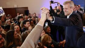 Rueda celebra su triunfo electoral en Santiago de Compostela.