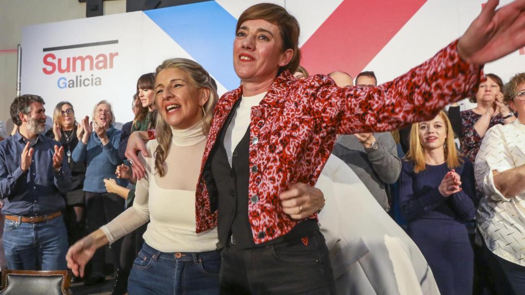 La vicepresidenta Yolanda Díaz junto a la candidata Marta Lois, en el acto de cierre de campaña celebrado en  Santiago de Compostela.