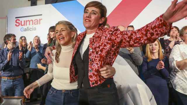 La vicepresidenta Yolanda Díaz junto a la candidata Marta Lois, el viernes en el cierre de campaña celebrado en  Santiago.