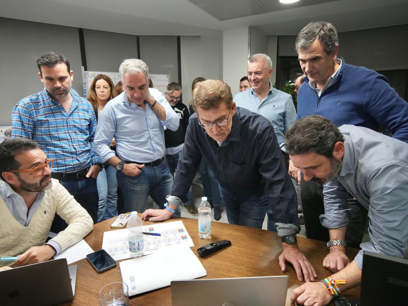 Alberto Núñez Feijóo sigue la evolución del escrutinio, este domingo en la sede de Génova, junto a Elías Bendodo y otros miembros del su equipo.