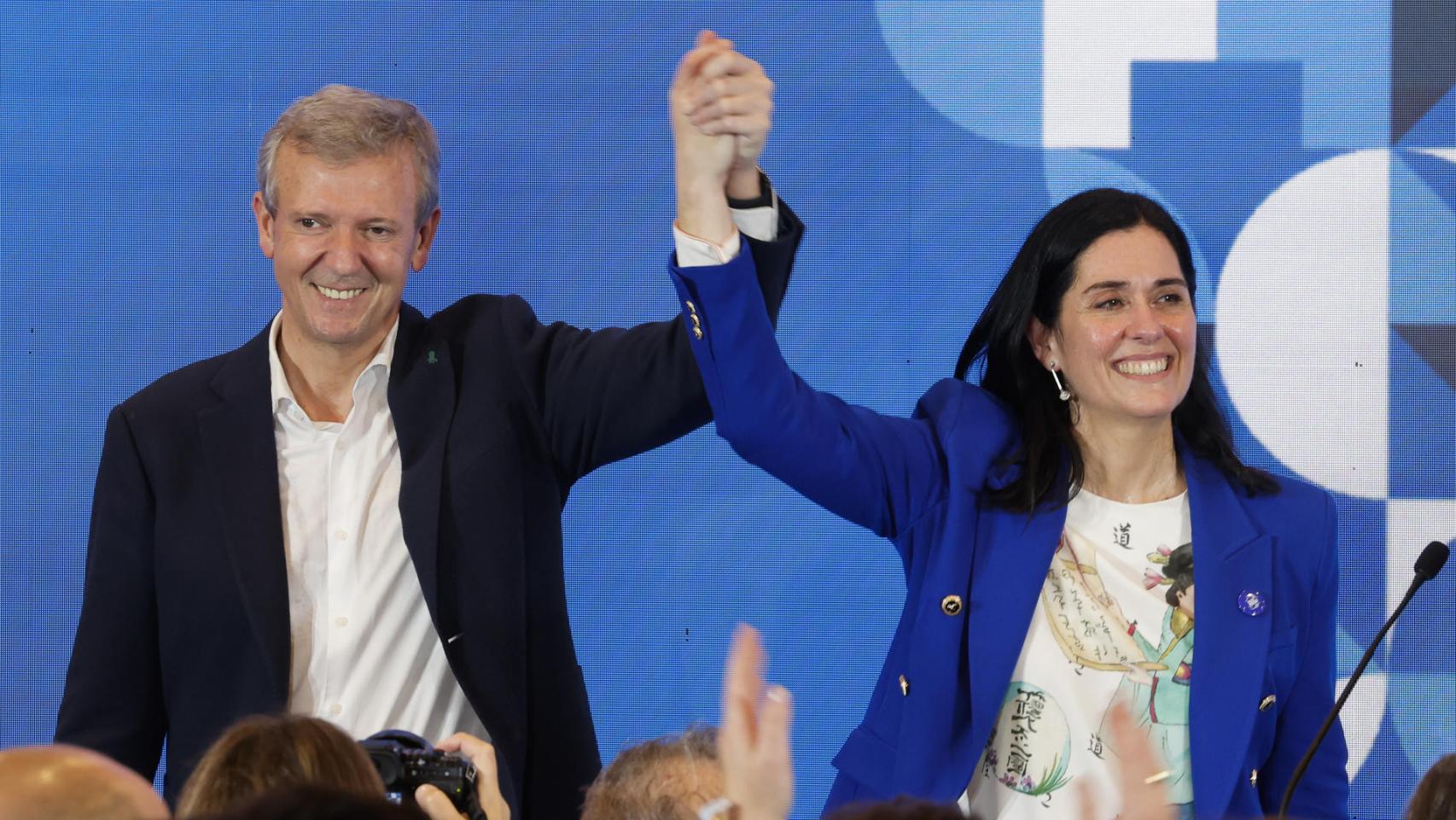 El candidato Popular a la Xunta, Alfonso Rueda (i), junto a la secretaria general del partido en Galicia, Paula Prado, saluda tras resultar ganador de las elecciones gallegas del 18-F.
