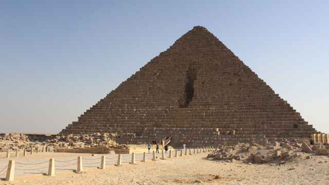 La pirámide de Micerino conserva en la base varias filas de bloques de granito.