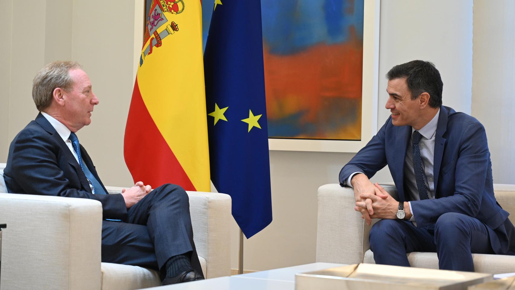 El presidente de Microsoft, Brad Smith, junto al presidente del Gobierno, Pedro Sánchez, en Moncloa.