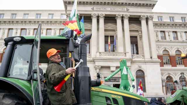 Un tractor a su llegada al Ministerio de Agricultura durante una protesta de agricultores y ganaderos