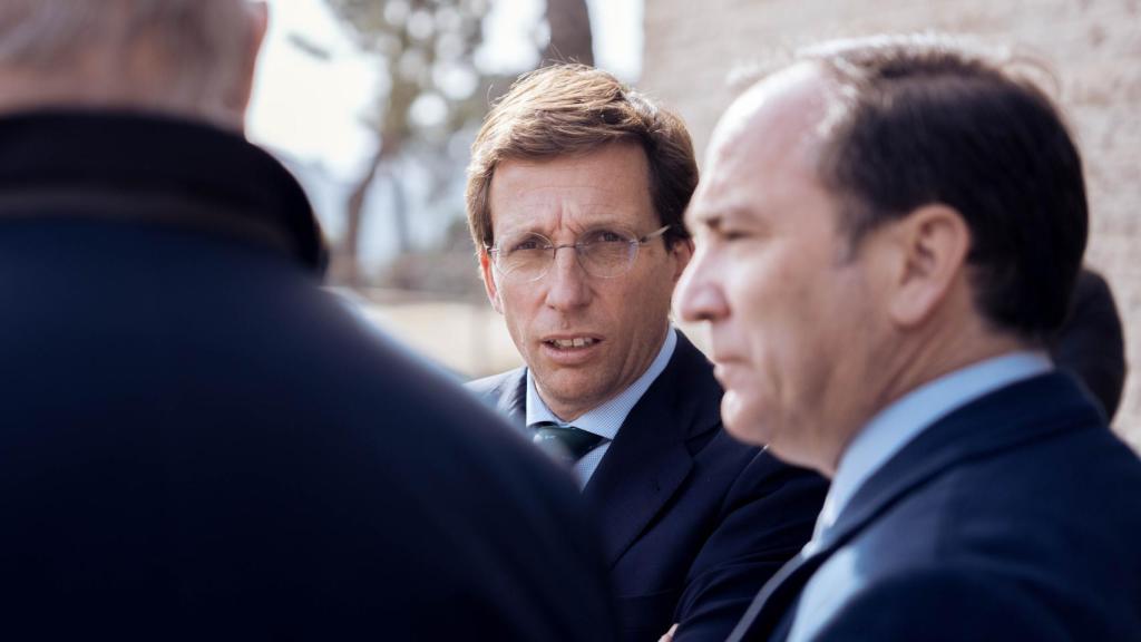 El alcalde de Madrid, José Luis Martínez-Almeida (izquierda), y el Delegado del Área de Medio Ambiente, Borja Carabante.