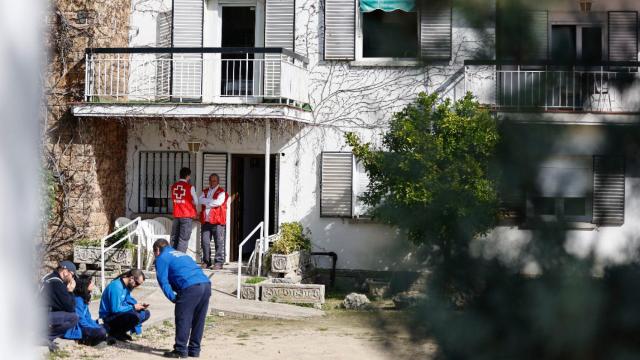 Efectivos de Emergencias en la residencia de mayores Juan XXIII, en Aravaca, tras el incendio que provocó la muerte de dos ancianas.