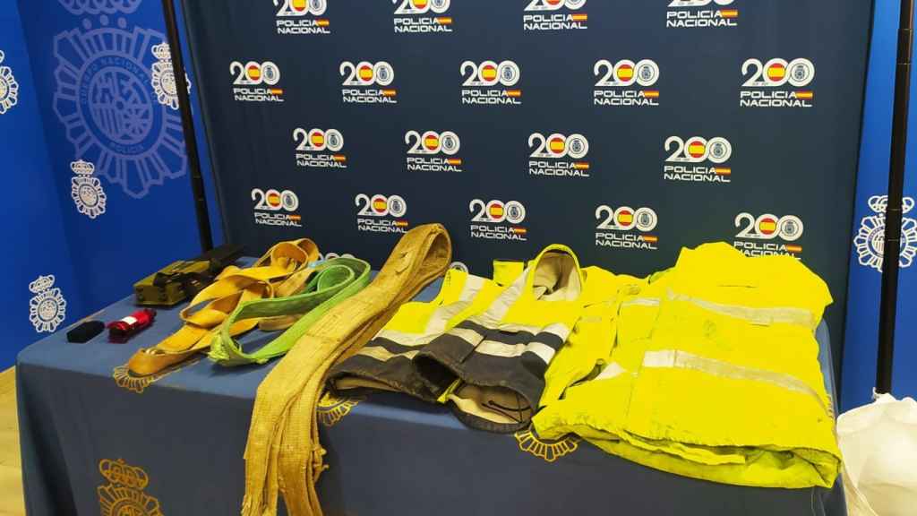 Los chalecos reflectantes, correas de grúas y otros objetos sustraídos por la Policía Nacional.
