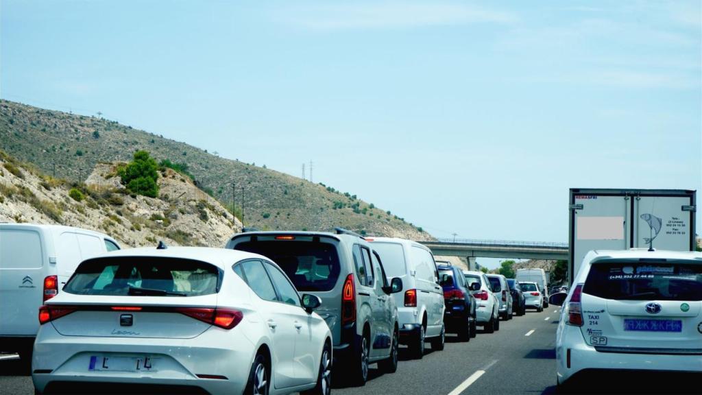 Imagen de un atasco en una carretera de la Costa del Sol.