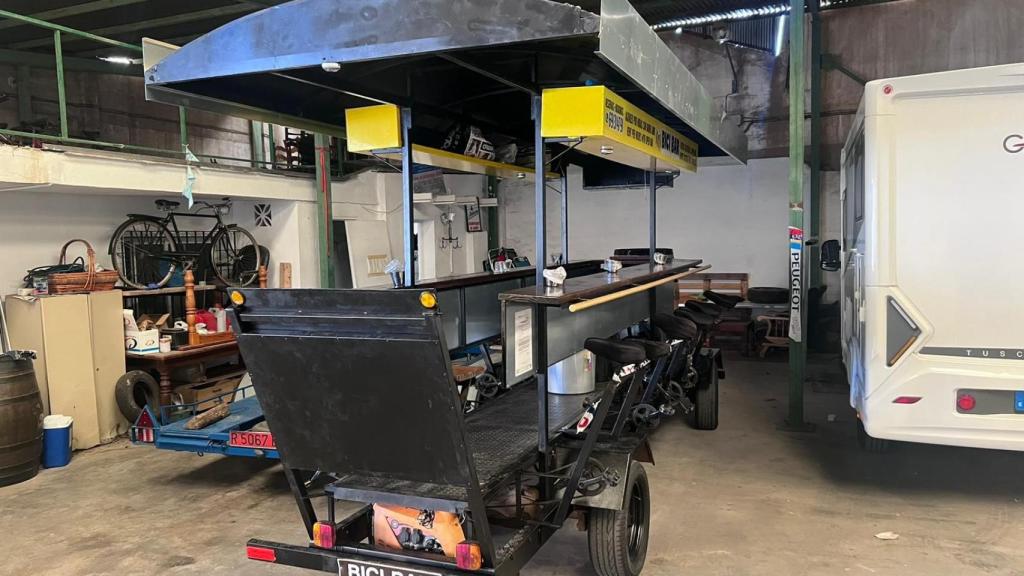 La Policía Local retira un vehículo que se alquilaba como 'ciclo-bar'.