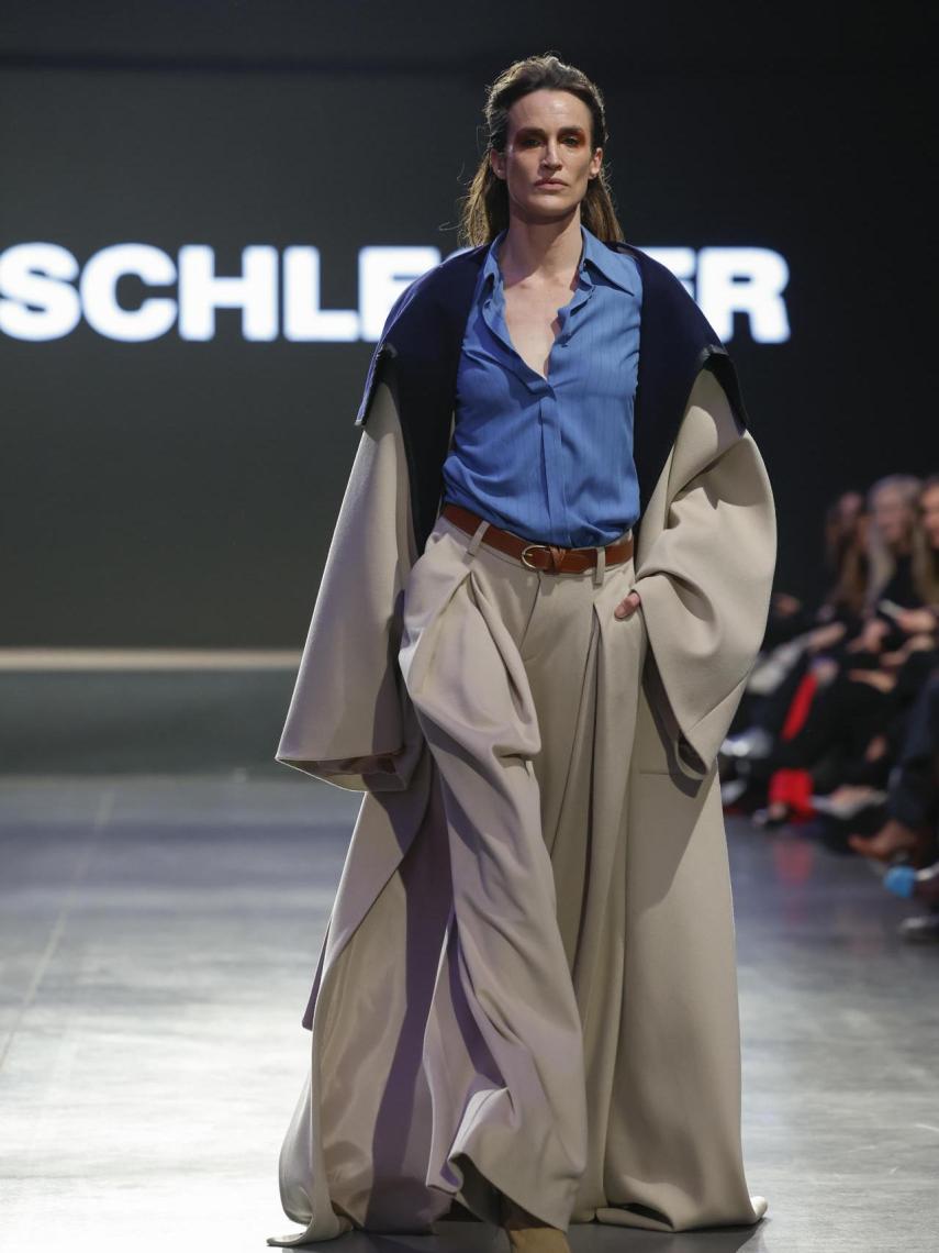 Silueta del desfile de ANGEL SCHLESSER.