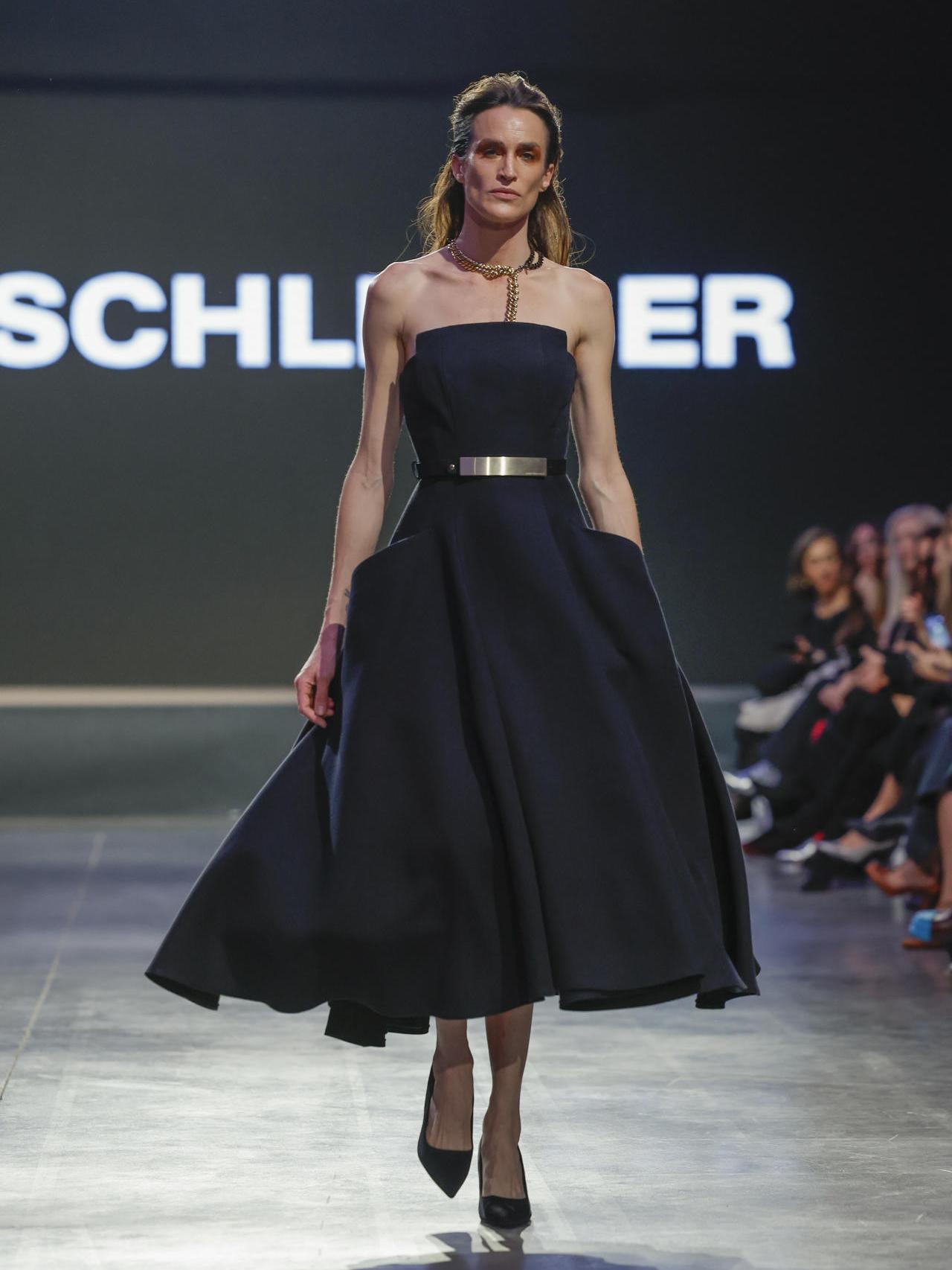 Silueta del desfile de ANGEL SCHLESSER.