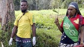 Lugareños junto a los cadáveres de las víctimas de la masacre en Papúa Nueva Guinea.