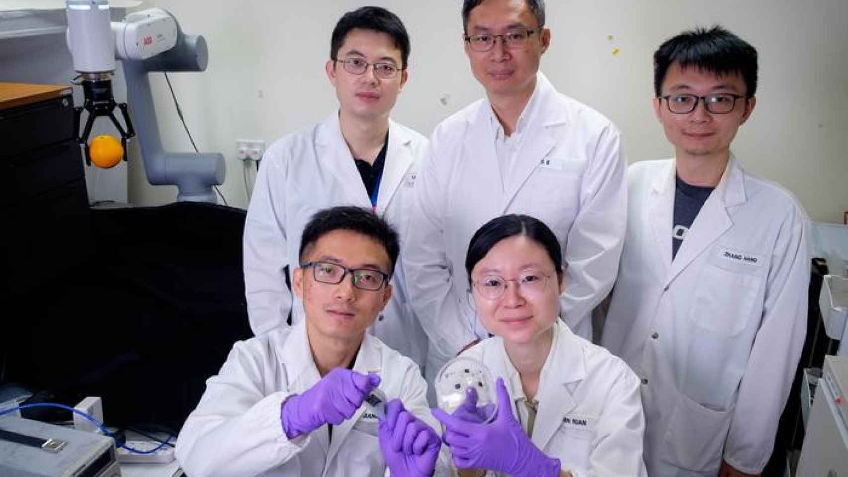 Profesor Chen Xiaodong con su equipo y el prototipo de piel electrónica