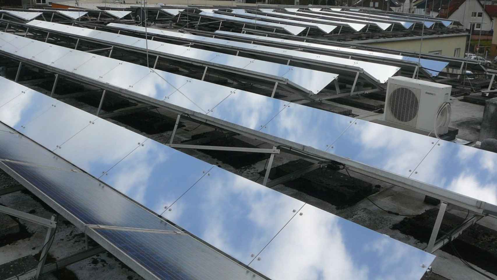 Una instalación de placas fotovoltaicas con reflectores