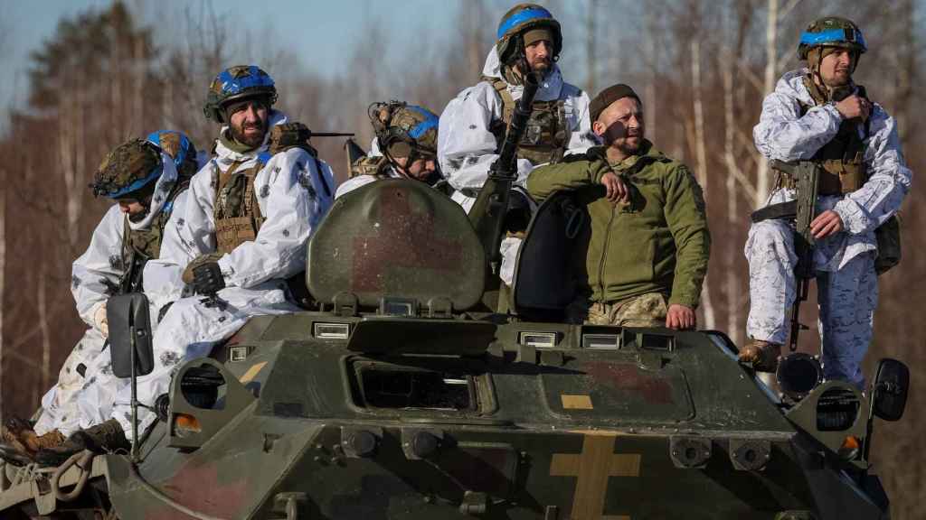 Militares ucranianos, durante unos ejercicios militares en la región de Zhytomyr.