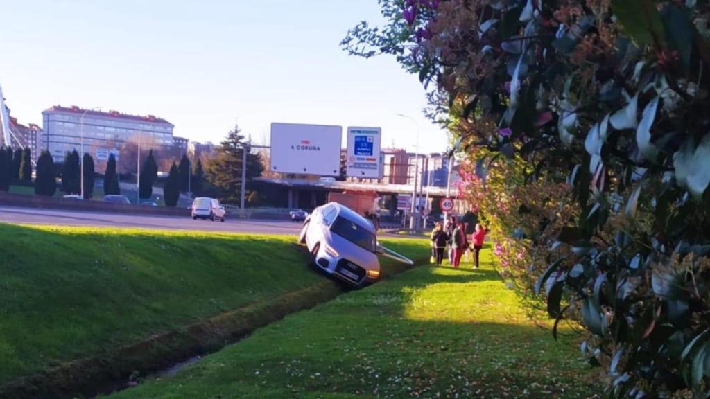 Un coche se sale de la vía tras un accidente en A Coruña.