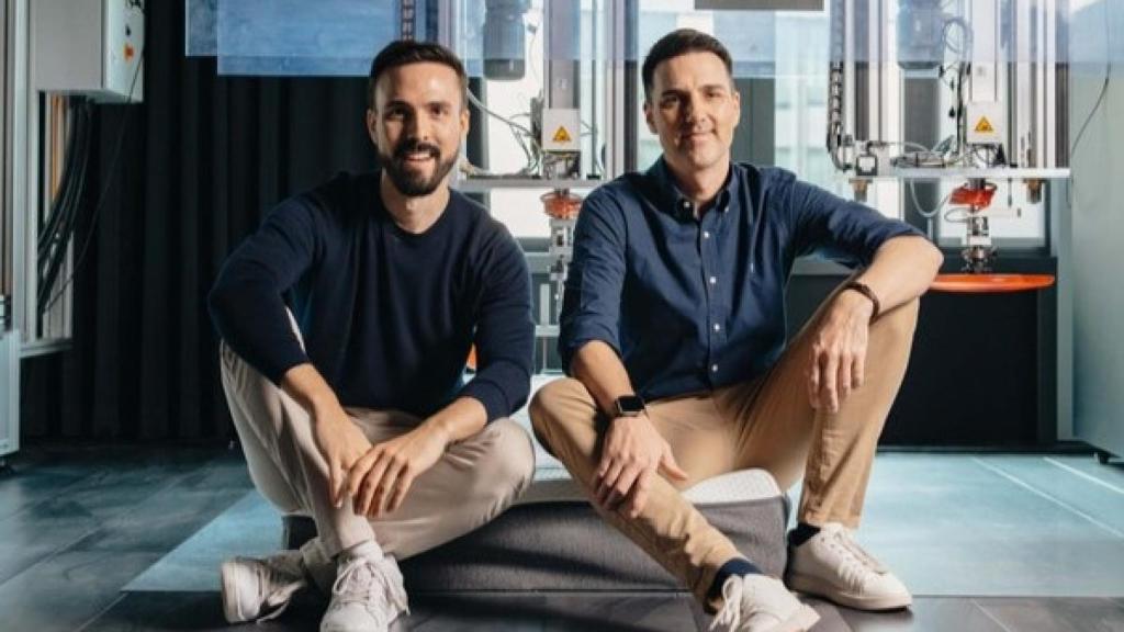 Dennis Schmoltzi (izqda.) y Manuel Müller (dcha.), en sus instalaciones para el testeo de colchones.