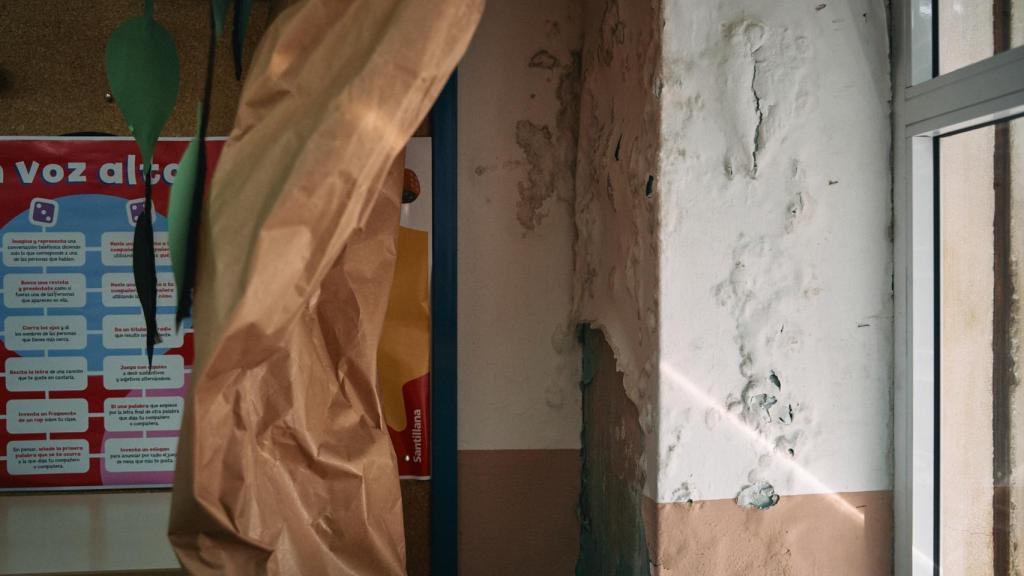 Una pared en mal estado en el CEIP Prácticas de Nervión