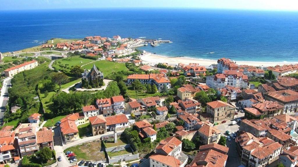 Imagen aérea del pueblo de Comillas en Cantabria