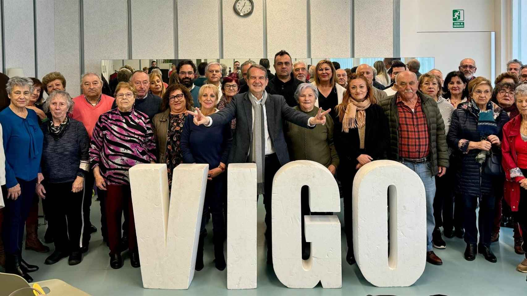 Abel Caballero, en un acto electoral con representantes vecinales.