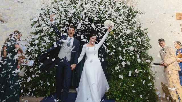 El futbolista Pau Torres y Paula Batet en su boda