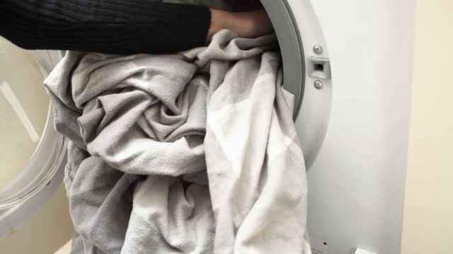 El sencillo truco para lavar sábanas y edredones en la lavadora sin que se arruguen.