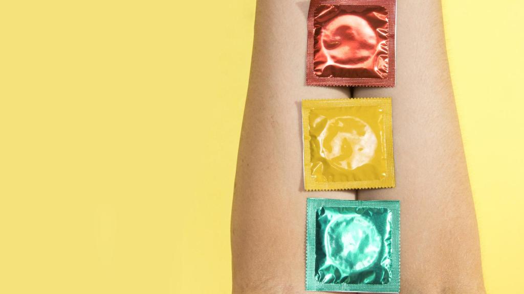 Piernas con paquetes de preservativos.