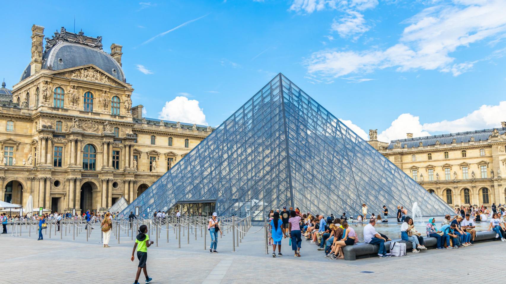 Imagen de la pirámide del Museo del Louvre en Paris, Francia.