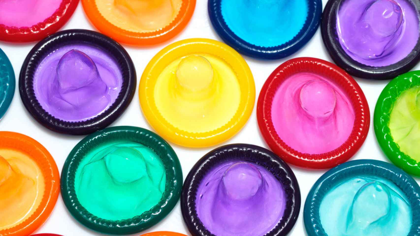Conjunto de preservativos de colores.