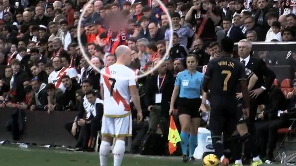 Un aficionado del Rayo Vallecano hace gestos racistas a Vinicius
