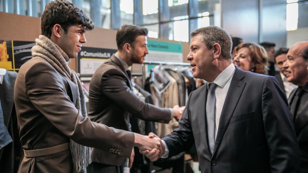 Emiliano García-Page saluda a algunos de los modelos participantes