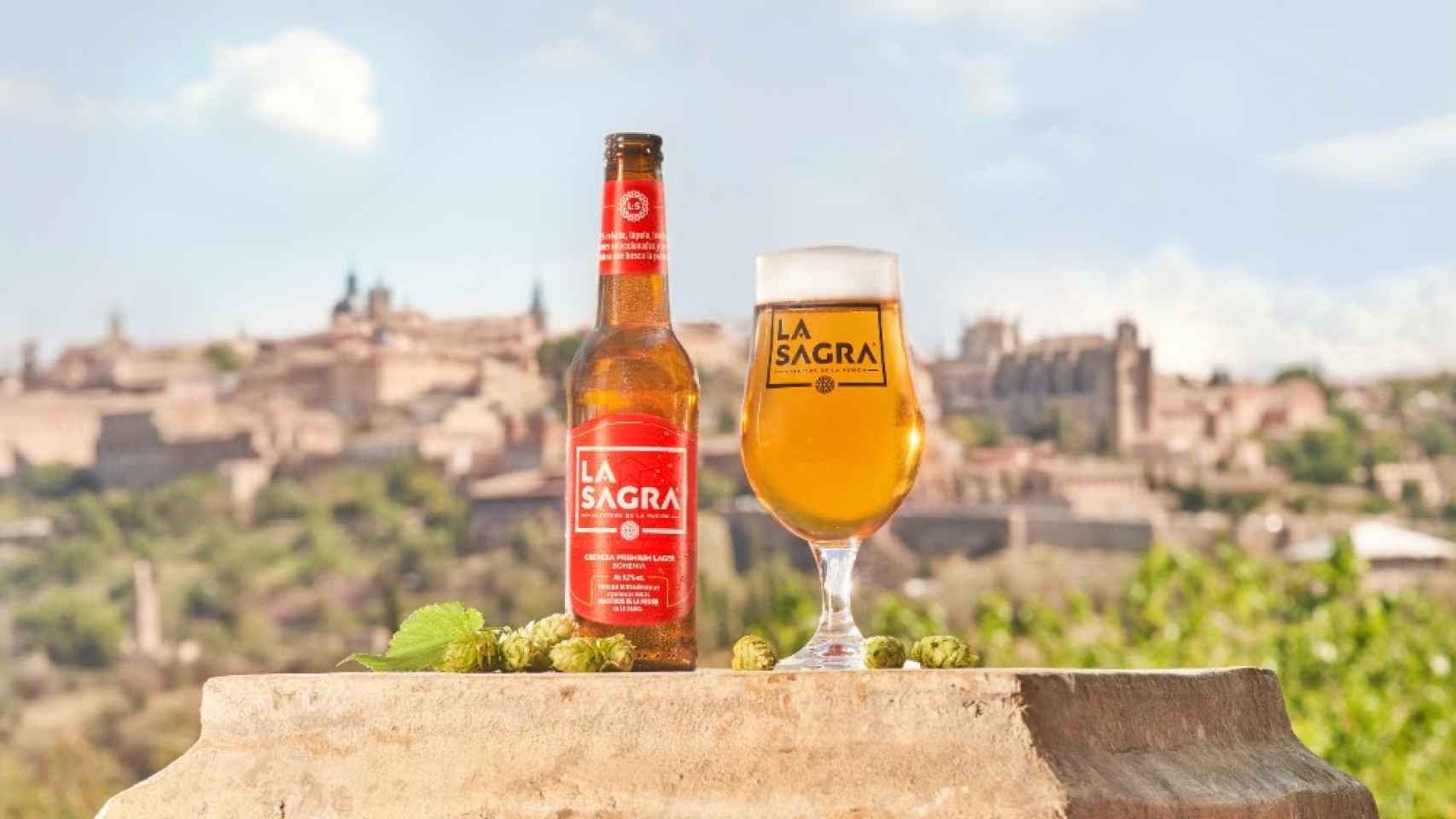 Una imagen promocional de cervezas La Sagra, con Toledo al fondo.