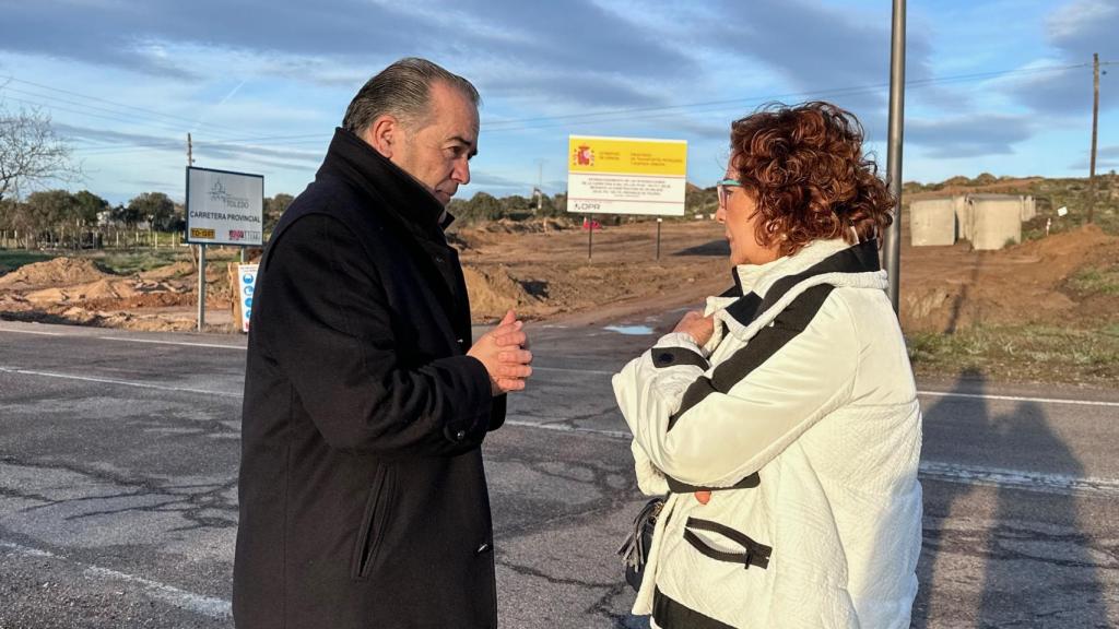 José Julián Gregorio y Carmen Riolobos en las obras de la N-502.