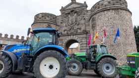 Tractores protestando en la Puerta de Bisagra. Foto: Javier Longobardo
