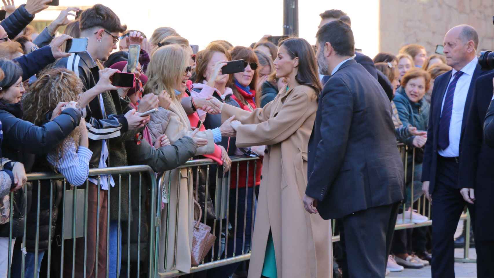 La reina Letizia saludando a los ciudadanos que la han recibido en Salamanca