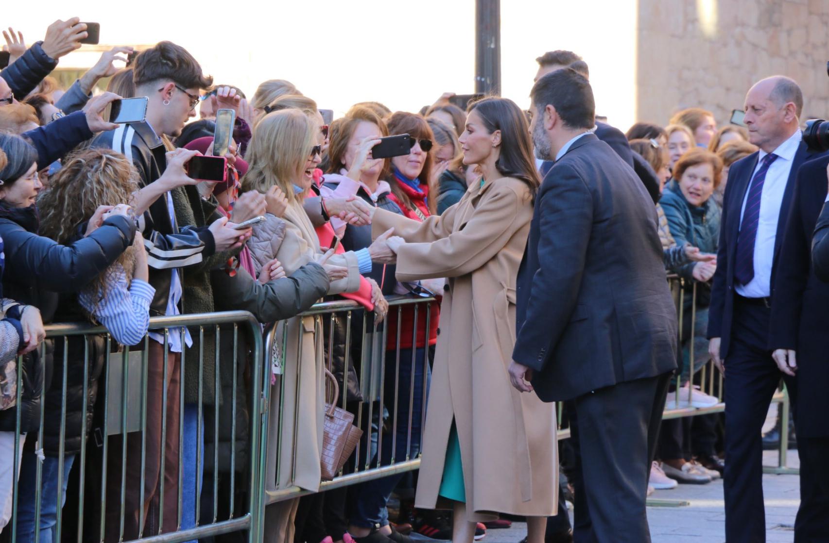 La reina Letizia saludando a los ciudadanos que la han recibido en Salamanca