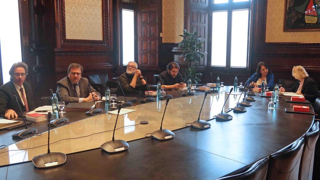Los representantes de Junts, ERC, PS>C y CUP en la Mesa del Parlament de Cataluña, reunidos este martes.