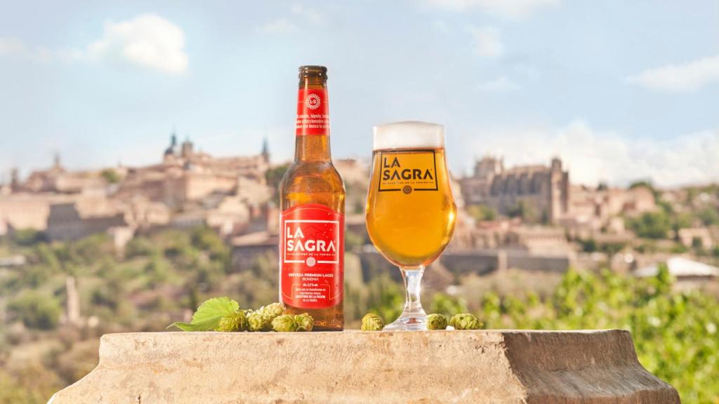 La cerveza galardonada con Toledo al fondo.