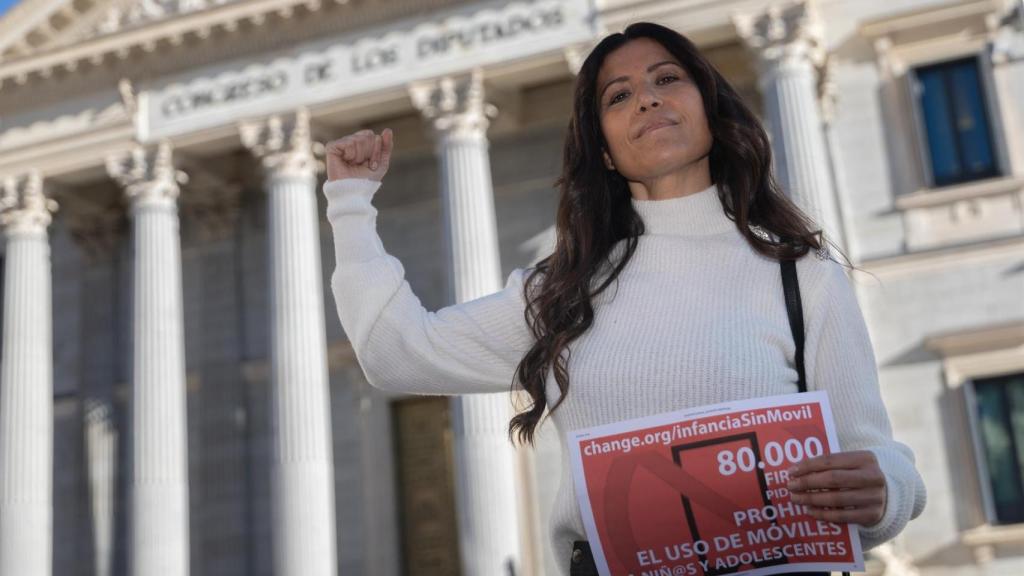 La profesora Ángela Sánchez-Pérez a las puertas del Congreso de los Diputados.