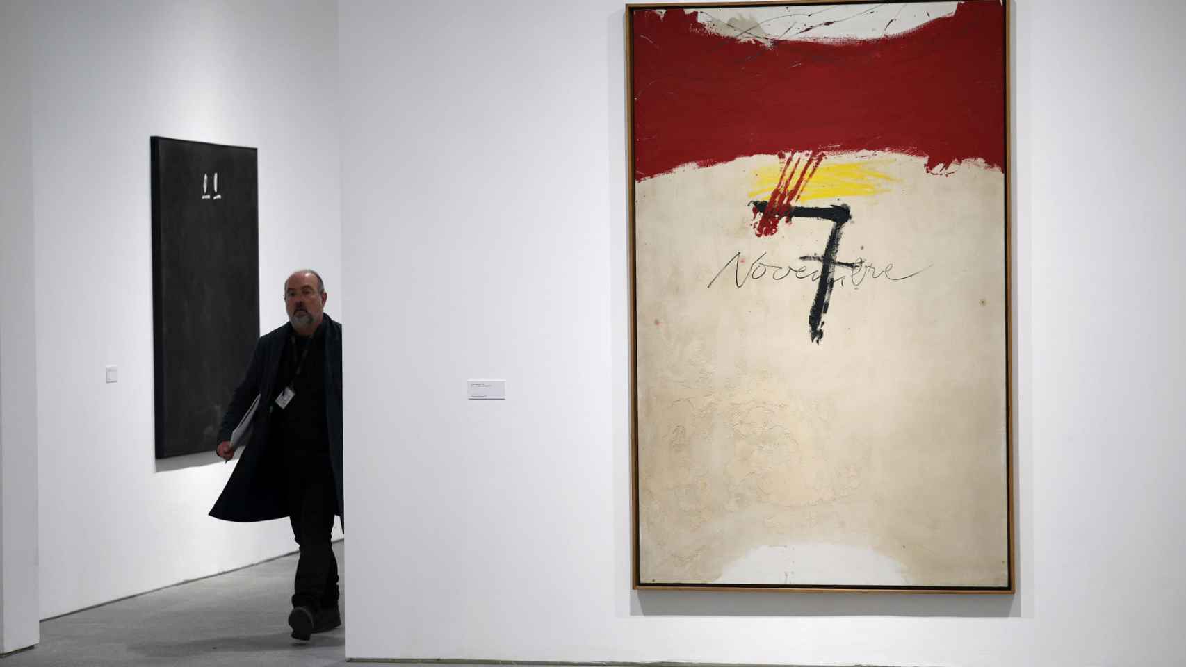 Vista de la obra 7 de noviembre de la exposición 'Antoni Tàpies. La práctica del arte' en el museo Reina Sofía. Foto: EFE/ Chema Moya