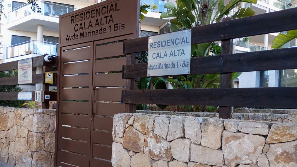 La fachada del Residencial Cala Alta de Villajoyosa donde vivía el piloto ruso asesinado.