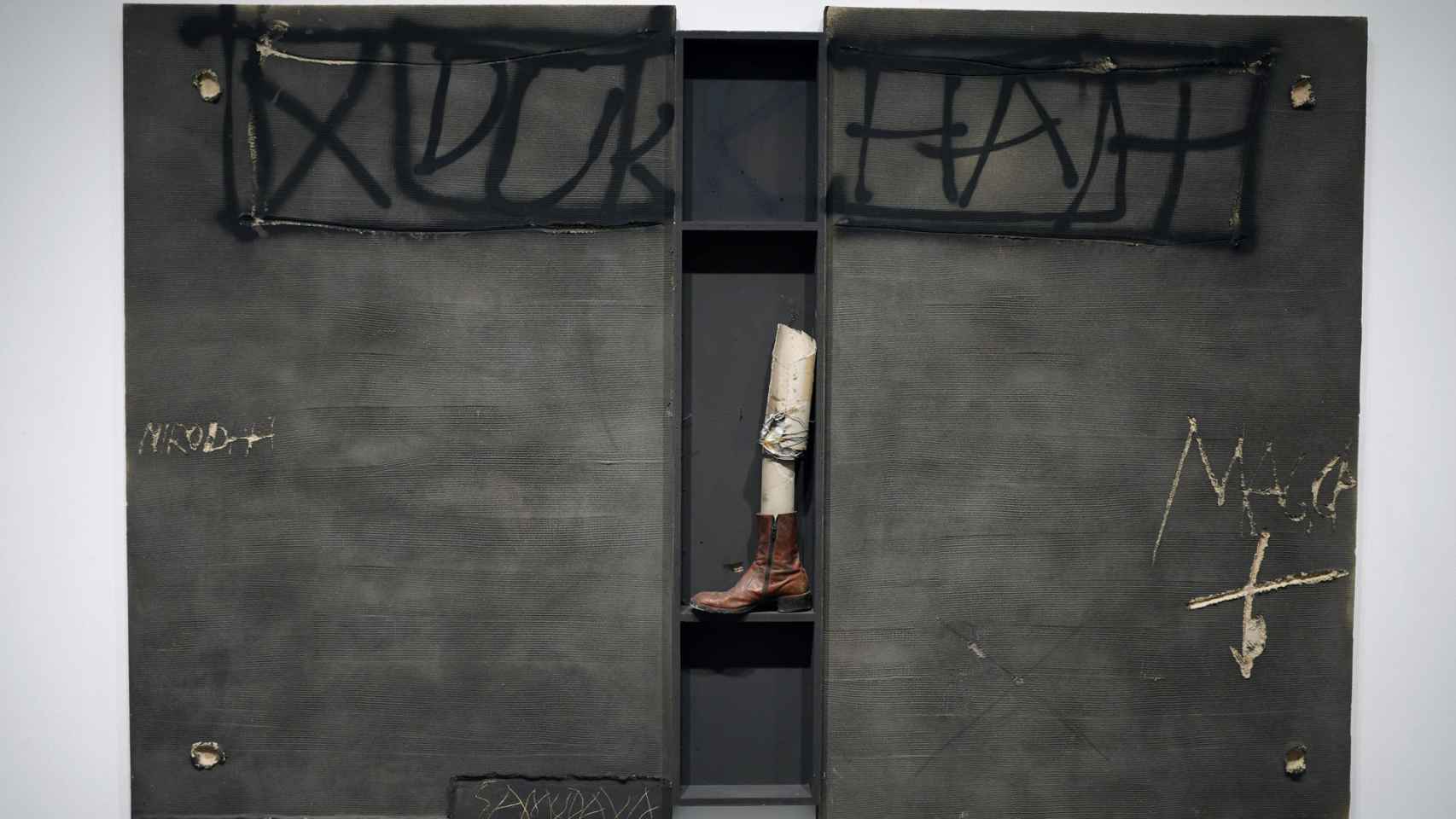 Vista de la obra Dukkhade la exposición 'Antoni Tàpies. La práctica del arte' en el museo Reina Sofía en Madrid EFE/ Chema Moya