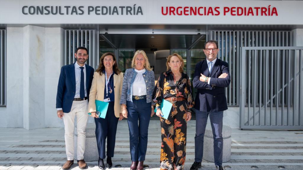 Directivas de Quironsalud y autoridades en el acto en Marbella.