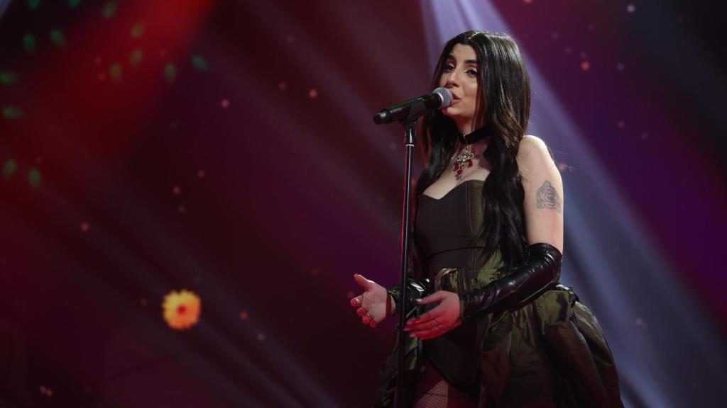 Naiara cantando 'Sobreviviré'.