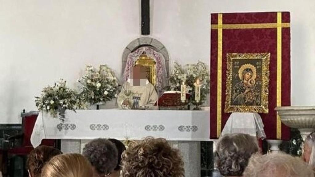 Don Alfonso celebrando misa en la parroquia de San Sebastián de Don Benito.