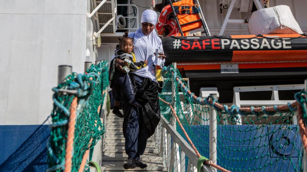 Una madre con su bebé desembarcan en Augusta tras ser rescatadas por el Geo Barents.