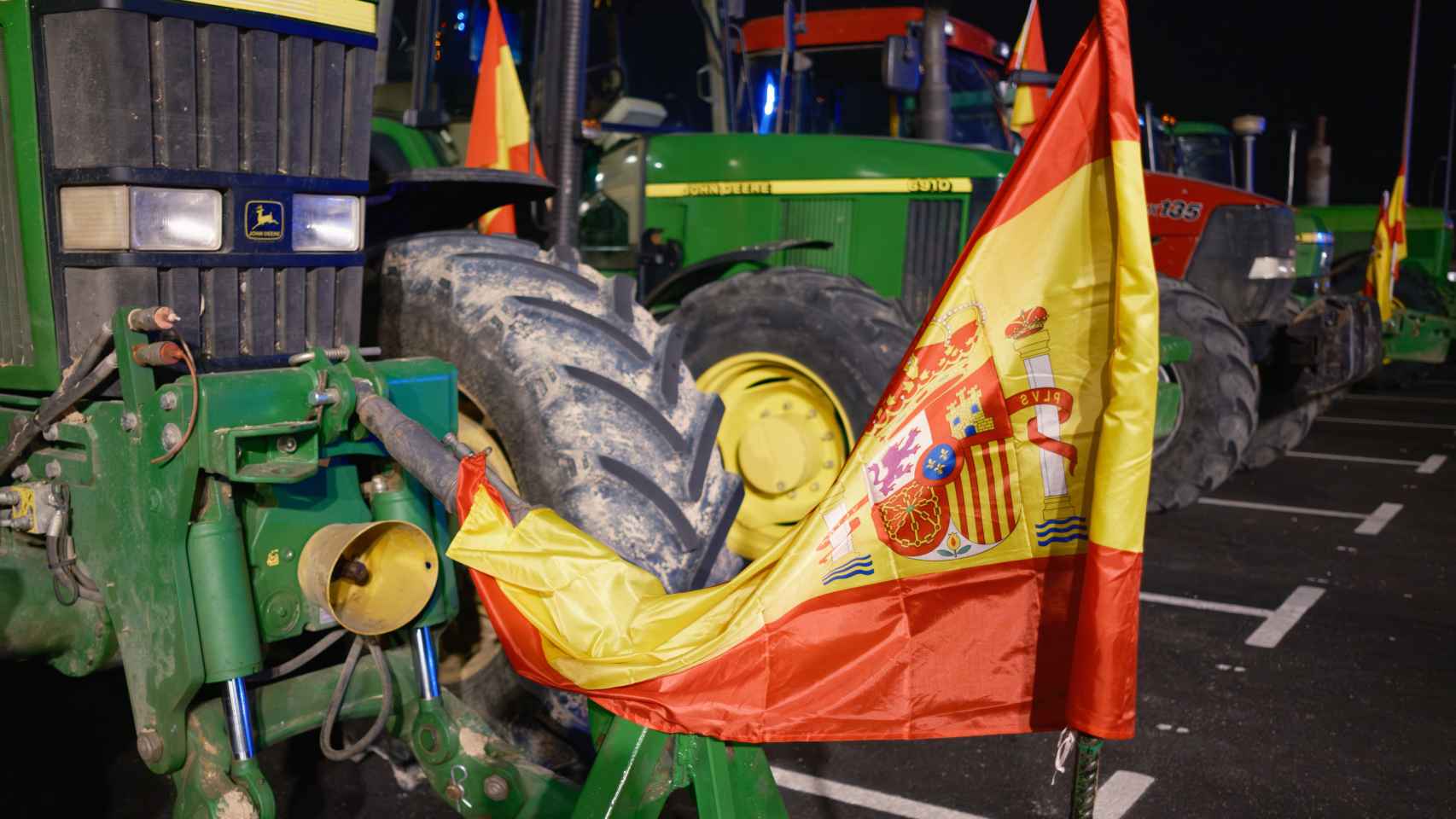 Un tractor con una bandera de España